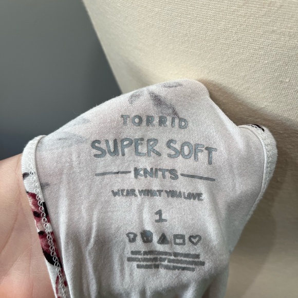 Torrid super soft knit lace floral sleeveless‎ shirt - Picture 6 of 6